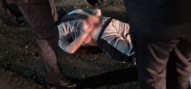 FOTO | Un bărbat din București a amenințat un șofer cu sabia, a distrus capota unei mașini și și-a amenințat cu moartea fosta cumnată. A fost prins după mai multe focuri de armă