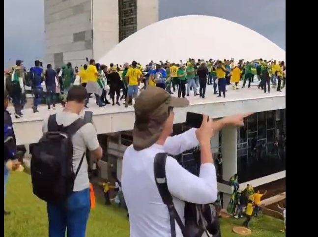 Sute de susţinători ai fostului preşedinte Bolsonaro au invadat duminică principalele instituţii ale puterii din Brazilia