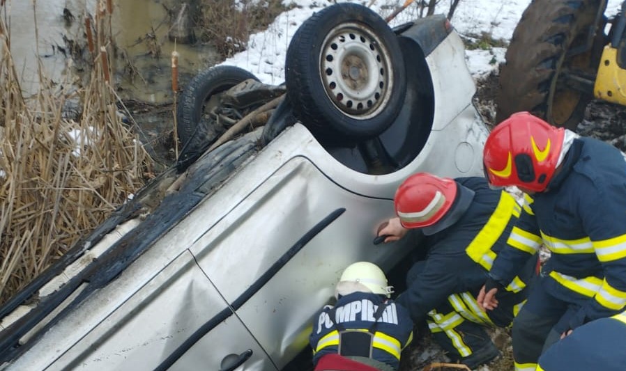 VIDEO | Intervenție de urgență în Argeș, după ce un autoturism a căzut într-un pârâu: ”Victimele nu prezintă funcții vitale, dar se fac manevre de resuscitare și se așteaptă un echipaj de terapie intensivă”