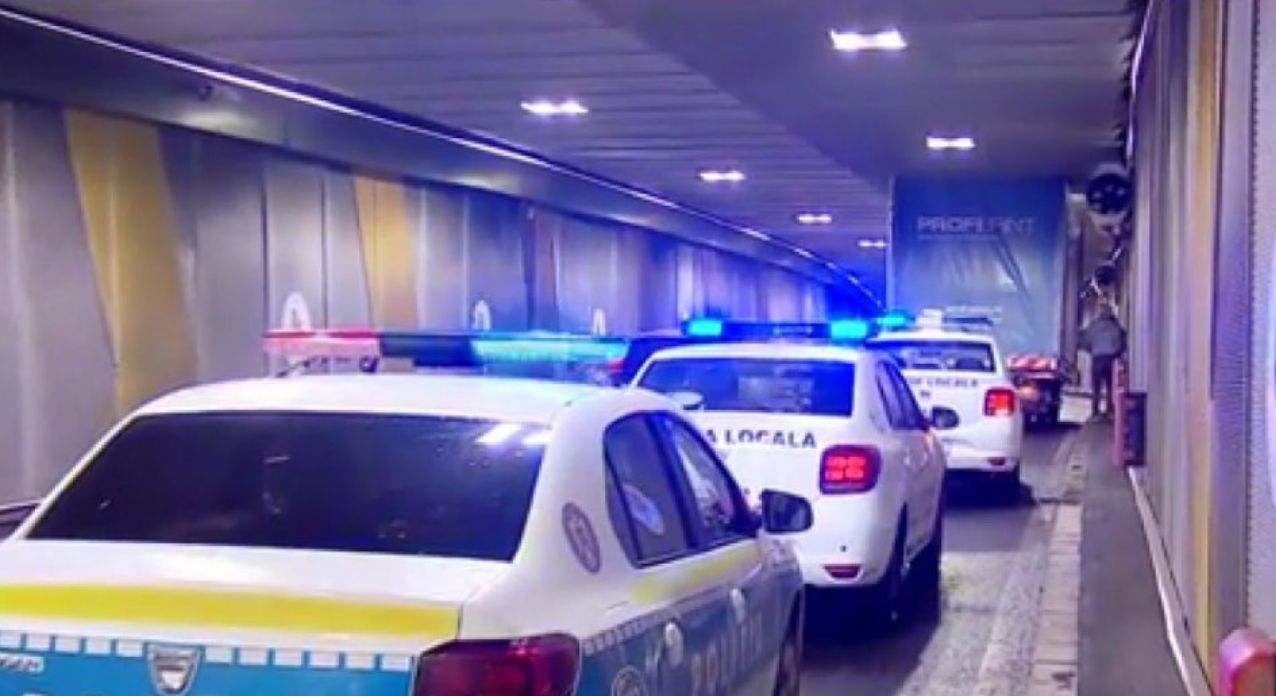 Un camion cu caroseria modificată a rămas blocat în Pasajul Unirii. Șoferul nu a respectat legislația rutieră și a fost amendat