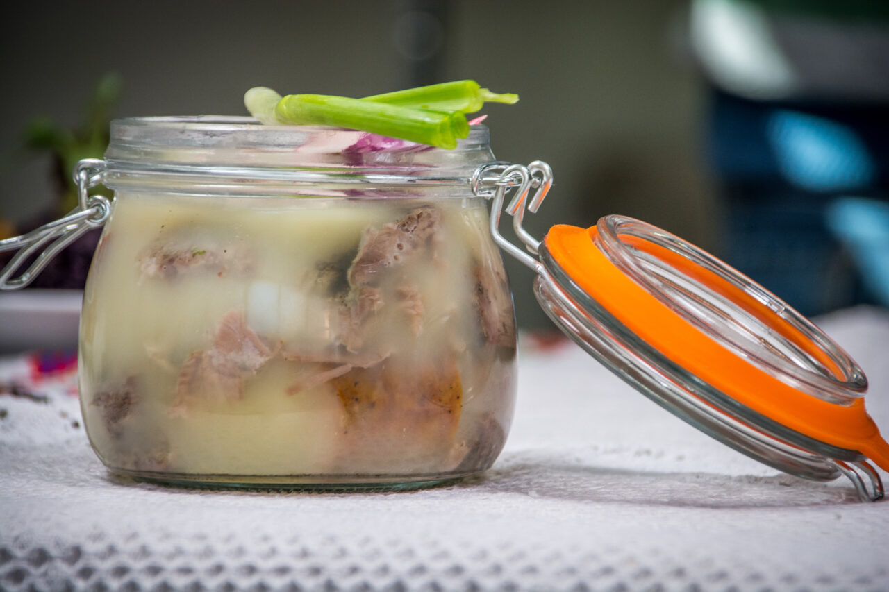 Carnea în untură, rețeta care păstrează cel mai bine preparatele din porc
