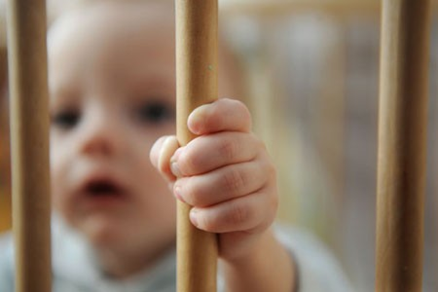 Copilă de nici doi ani, abandonată într-o clădire din Iași. Fetița era în grija unei persoane fără adăpost