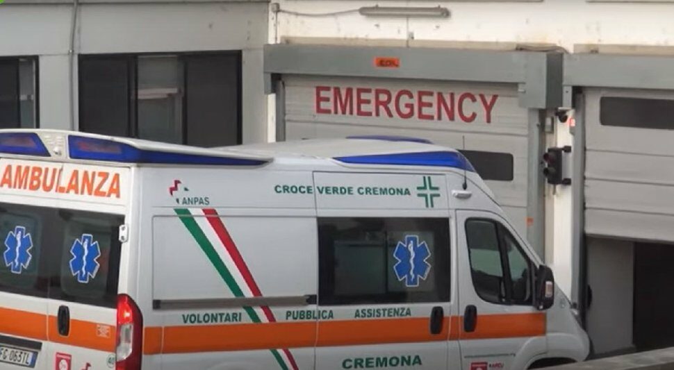 O bătrână din Italia s-a aruncat de la balcon și a căzut peste o româncă. Cele două femei se află în stare gravă