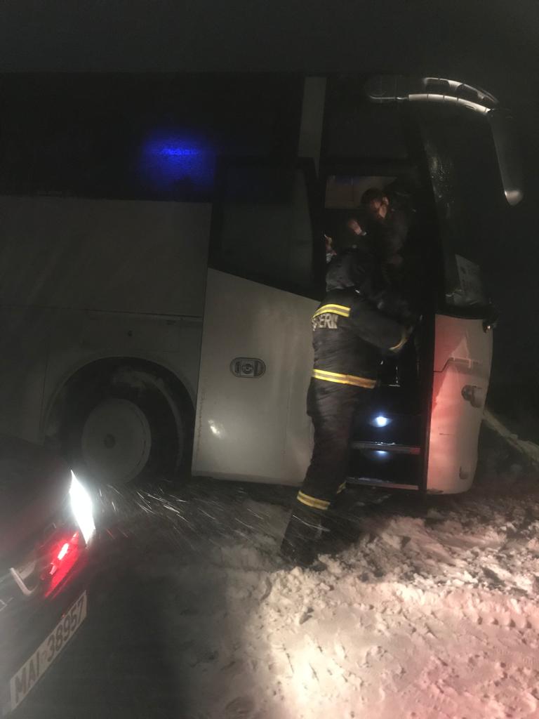 VIDEO | Autocar plin cu 30 de ucraineni, implicat într-un accident rutier în Tulcea