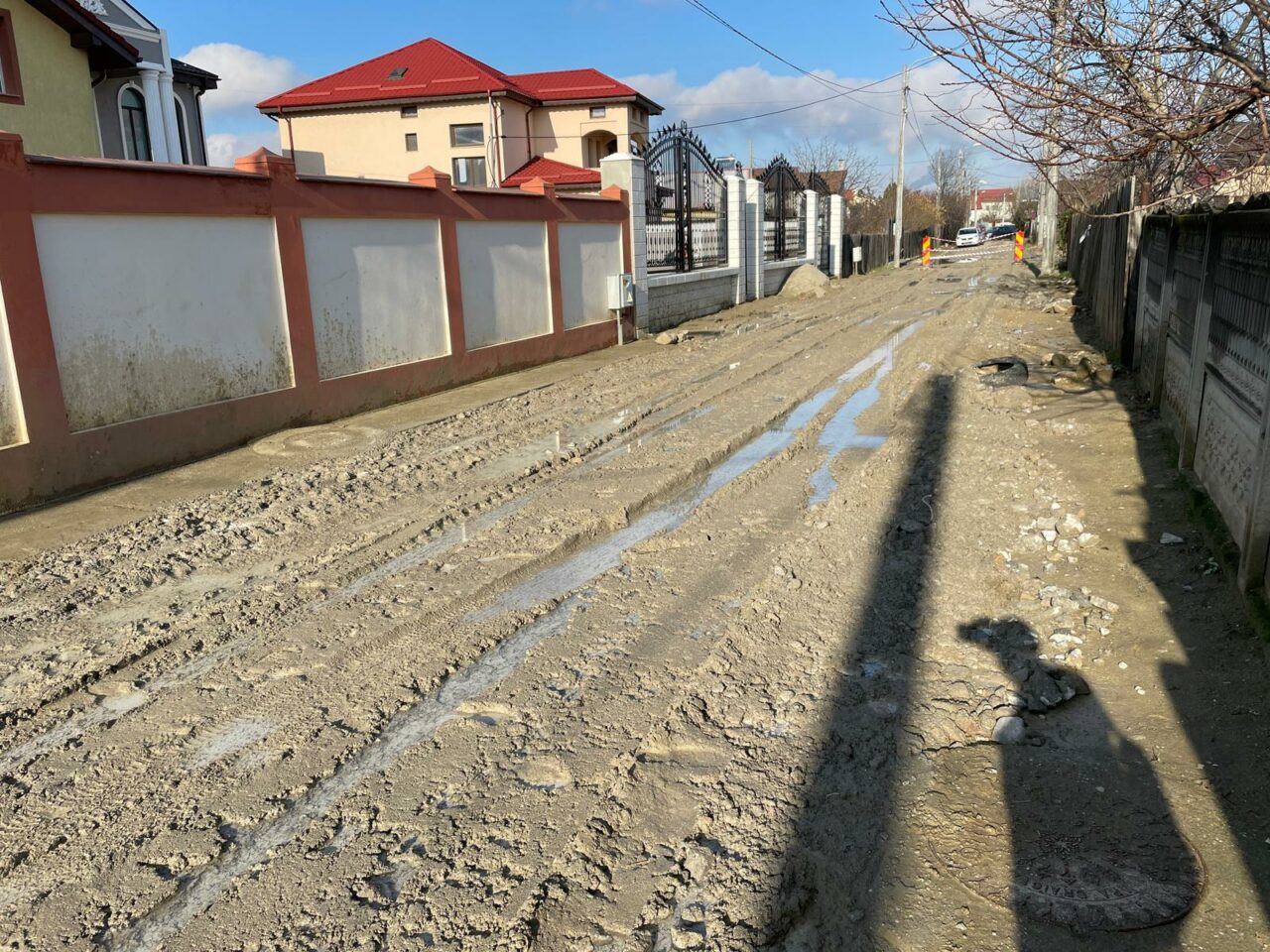 VIDEO | În cizme de cauciuc pe străzile din Craiova. Oamenii sunt nevoiţi să treacă prin curţile vecinilor: ”Nu este posibil aşa ceva”