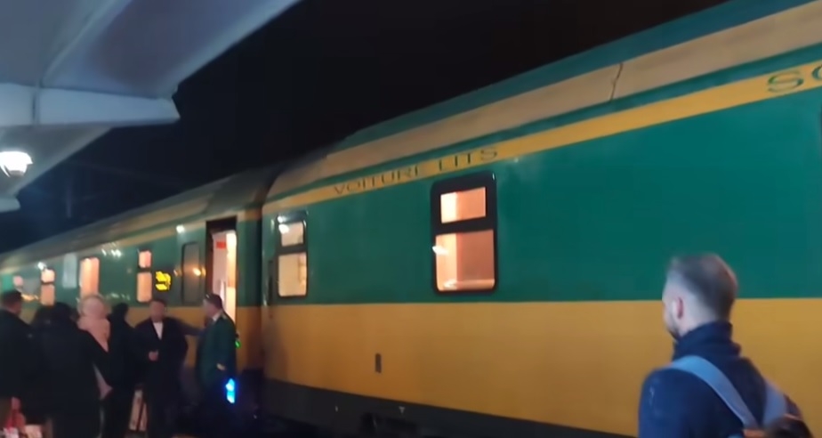 VIDEO | Cum arată vagonul de dormit pe trenul privat între Arad și București! Pasagerii sunt serviți cu sandvișuri și apă de băut