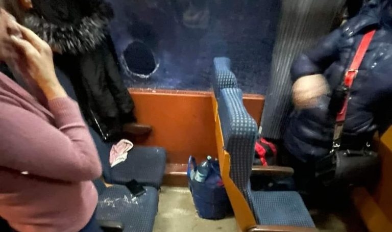 Tren de călători, atacat cu pietre la Botoșani. O femeie s-a ales cu tăieturi la nivelul feței