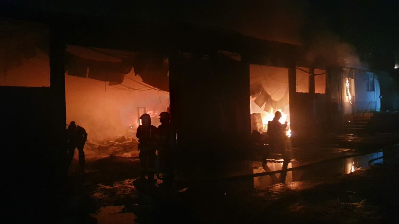 Incendiu la un depozit de mase plastice din București