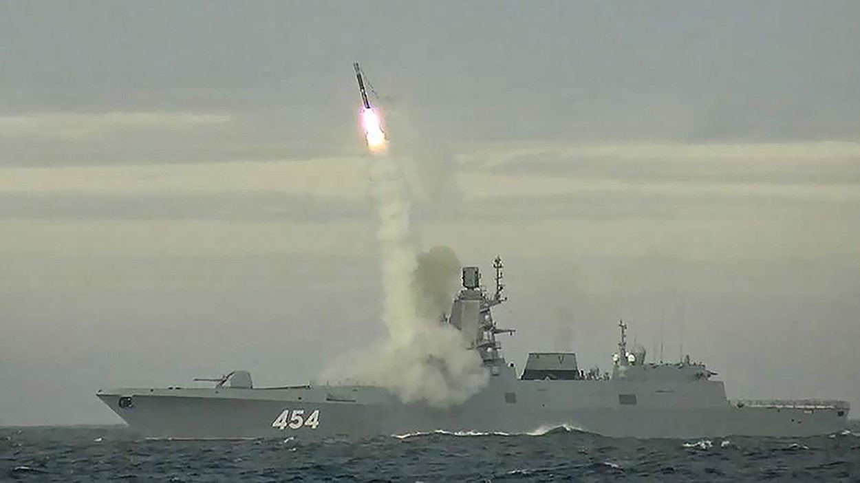 Fregata rusă „Admiral Gorşkov” simulează trageri cu rachete hipersonice în Oceanul Atlantic