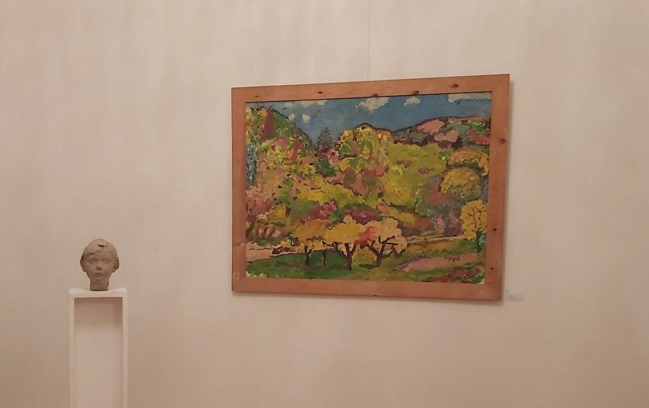 REPORTAJ – Jocuri de volume în sculptura lui Gorduz și exuberanța culorii în tablourile Silviei Radu, la Galeria Romană