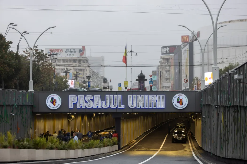 Plouă în Pasajul Unirii / Lucrările de renovare au costat 12 milioane de euro