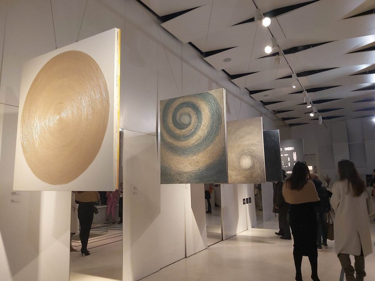 REPORTAJ foto – Arhitectura spiralei, tema centală a celei mai noi expoziții de la Galateca
