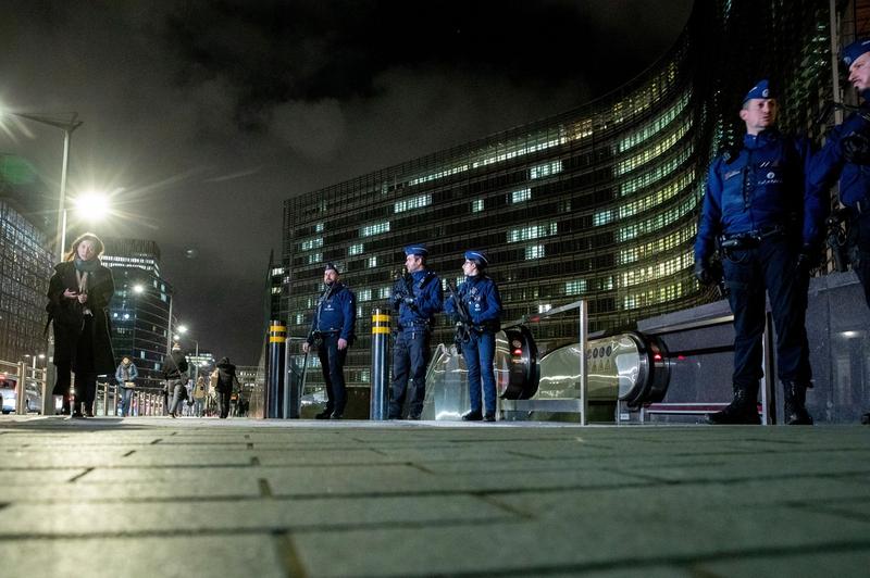 Atac cu cuţitul într-o staţie de metrou din centrul Bruxellesului. Sunt mai multe victime