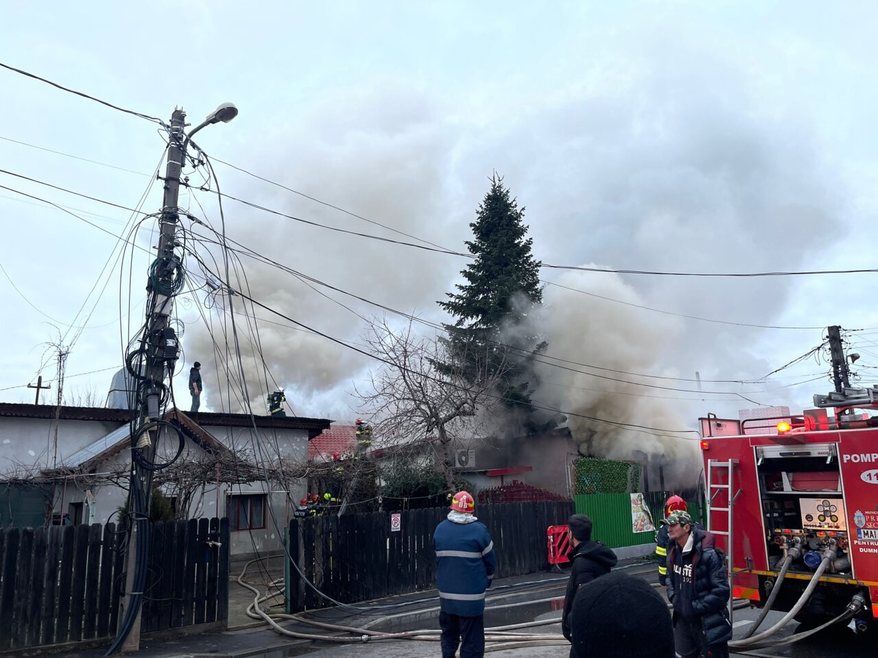 FOTO-VIDEO | Un incendiu puternic a izbucnit la un imobil din cartierul Pipera. Pompierii intervin cu mai multe autospeciale
