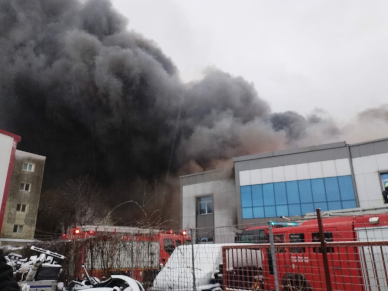 Incendiu puternic, izbucnit la un depozit din Voluntari. A fost emis mesaj RO-ALERT, în zonă fiind degajări mari de fum