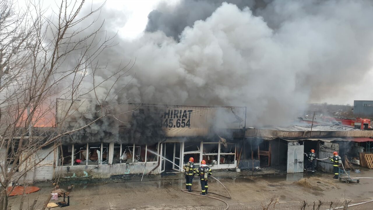 UPDATE | Un incendiu puternic a izbucnit la un depozit de pe bulevardul Iuliu Maniu, în apropiere de Centura Capitalei și A1 (VIDEO)