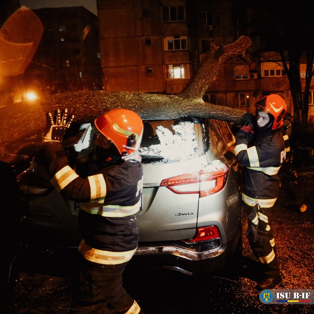 FOTO | Zeci de mașini avariate în București și Ilfov, din cauza fenomenelor meteo