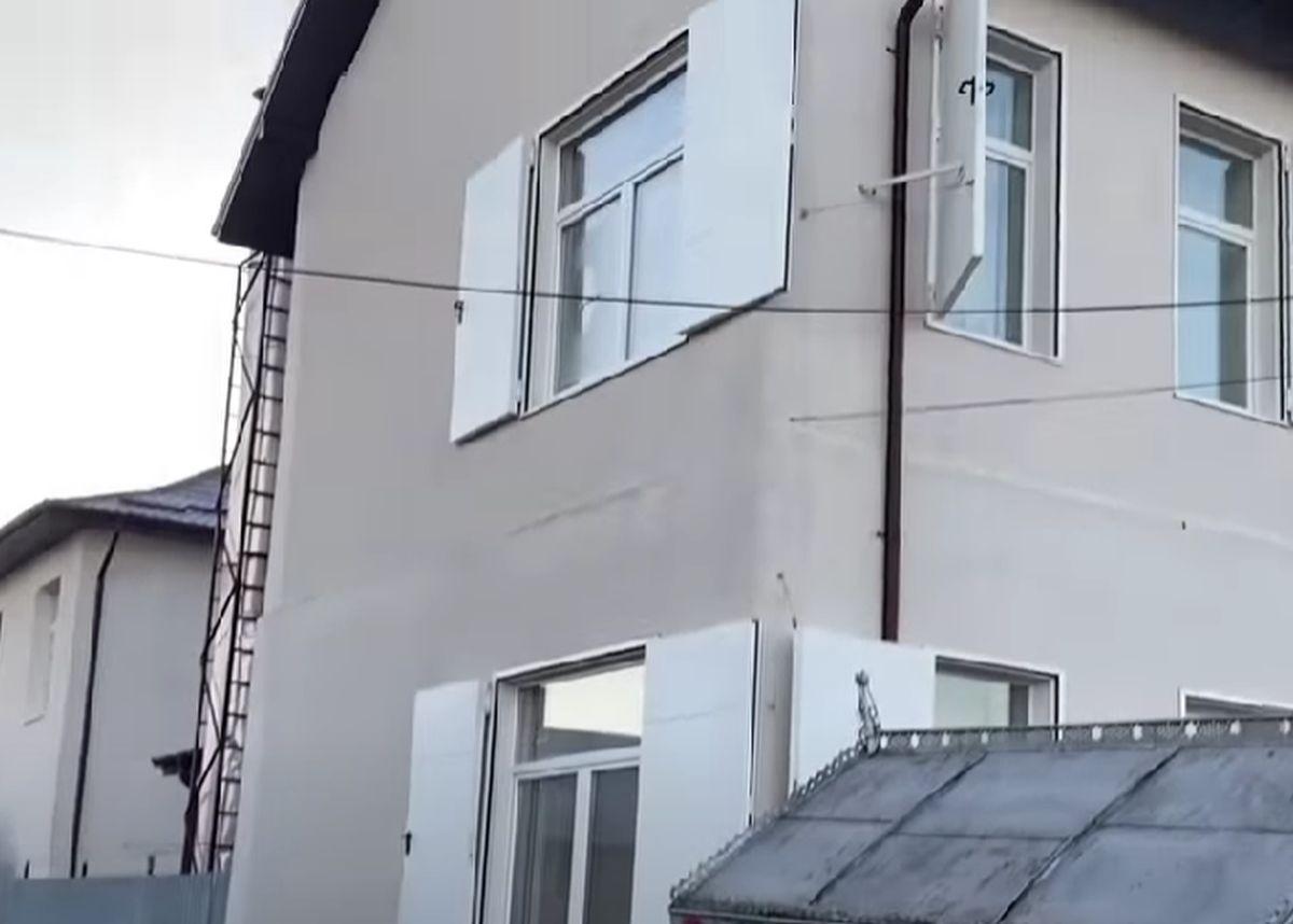 O școală din Suceava a fost renovată în cel mai inventiv mod! Muncitorii au pus uși la ferestre pe post de obloane
