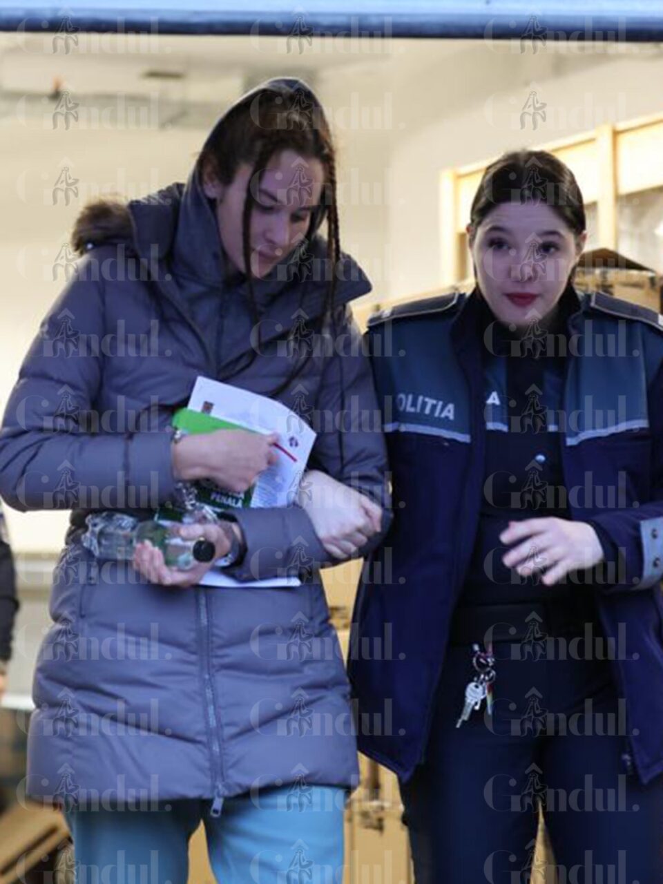 Noi percheziții informatice în dosarul „Tate”: Fosta polițistă care îi ajuta pe cei doi milionari să „disciplineze” videochat-istele va fi scoasă din arest și dusă la DIICOT