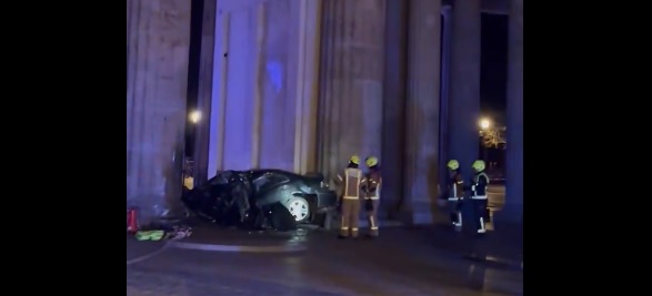 VIDEO. O maşină s-a izbit în Poarta Brandenburg, din Germania. Șoferul a murit