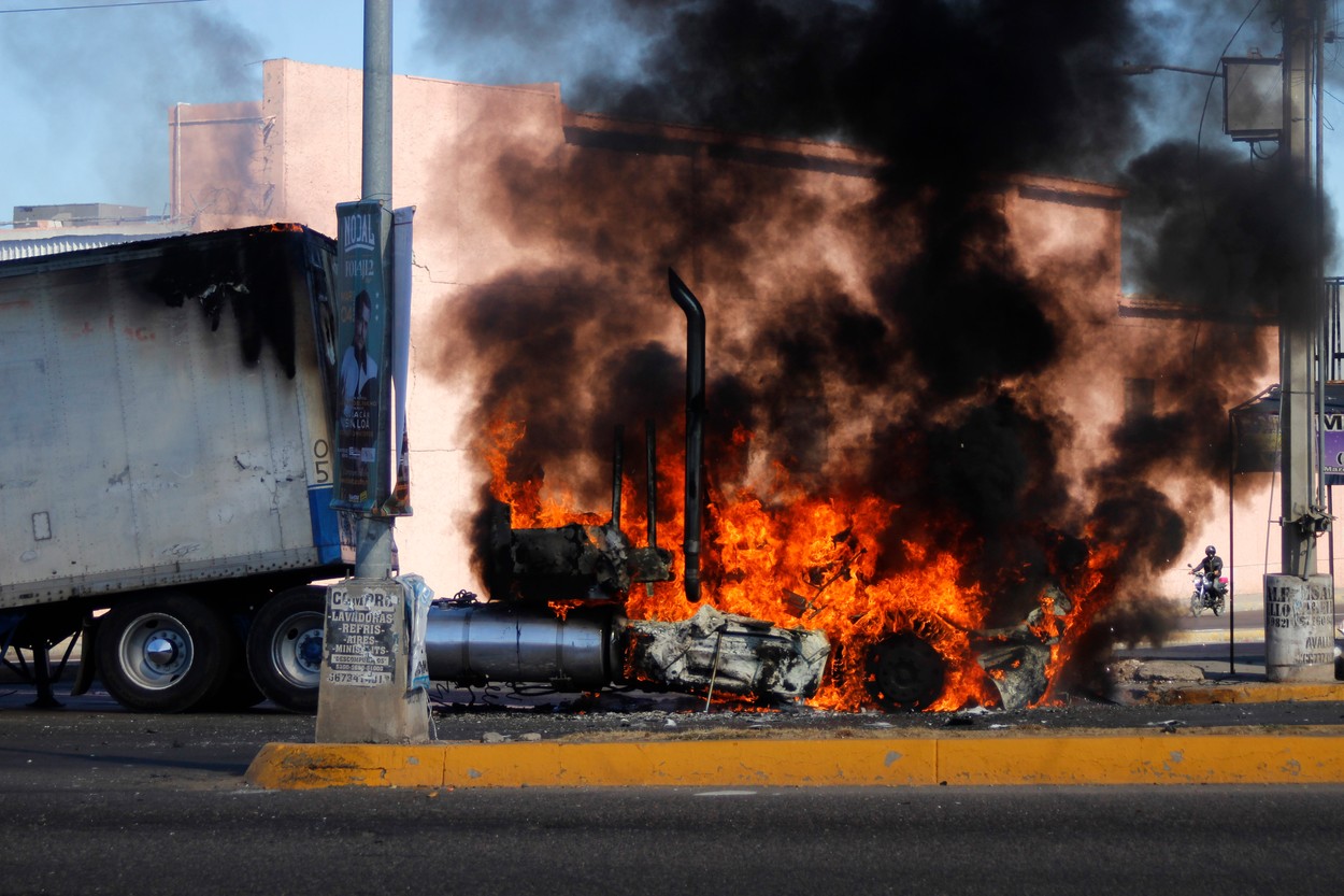 Lupte de stradă în Mexic după arestarea fiului lui El Chapo. Sute de vehicule au fost incendiate și mai mulți polițiști au fost uciși