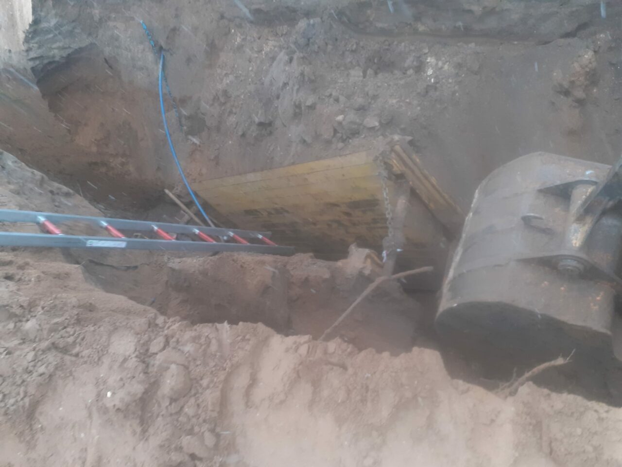 Un muncitor a murit după ce a fost prins sub un mal de pământ, în Dăbuleni. Bărbatul lucra la rețeaua de canalizare, alături de alți colegi