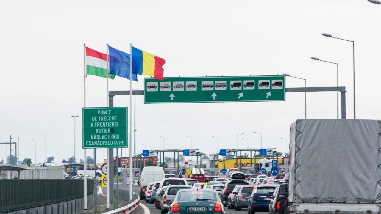 Prețul carburanților a explodat în Ungaria. Maghiarii trec granița și vin în România să facă plinul