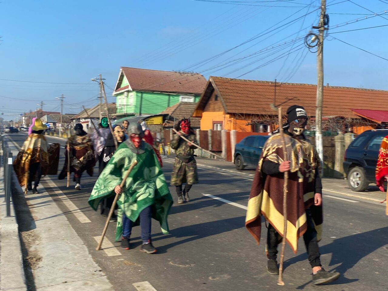 FOTO – VIDEO | „Mersul cu urâții”, obiceiul din Dolj prin care se alungă spiritele rele / Tradiția marchează sfârșitul sărbătorilor de iarnă