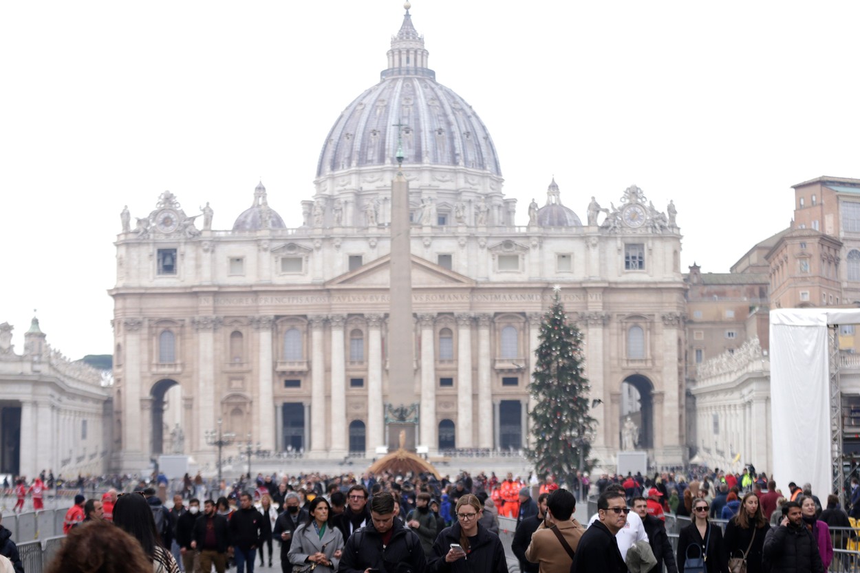 Mii de catolici din întreaga lume s-au strâns la Vatican pentru a-i aduce un ultim omagiu fostului Papă Benedict al XVI-lea