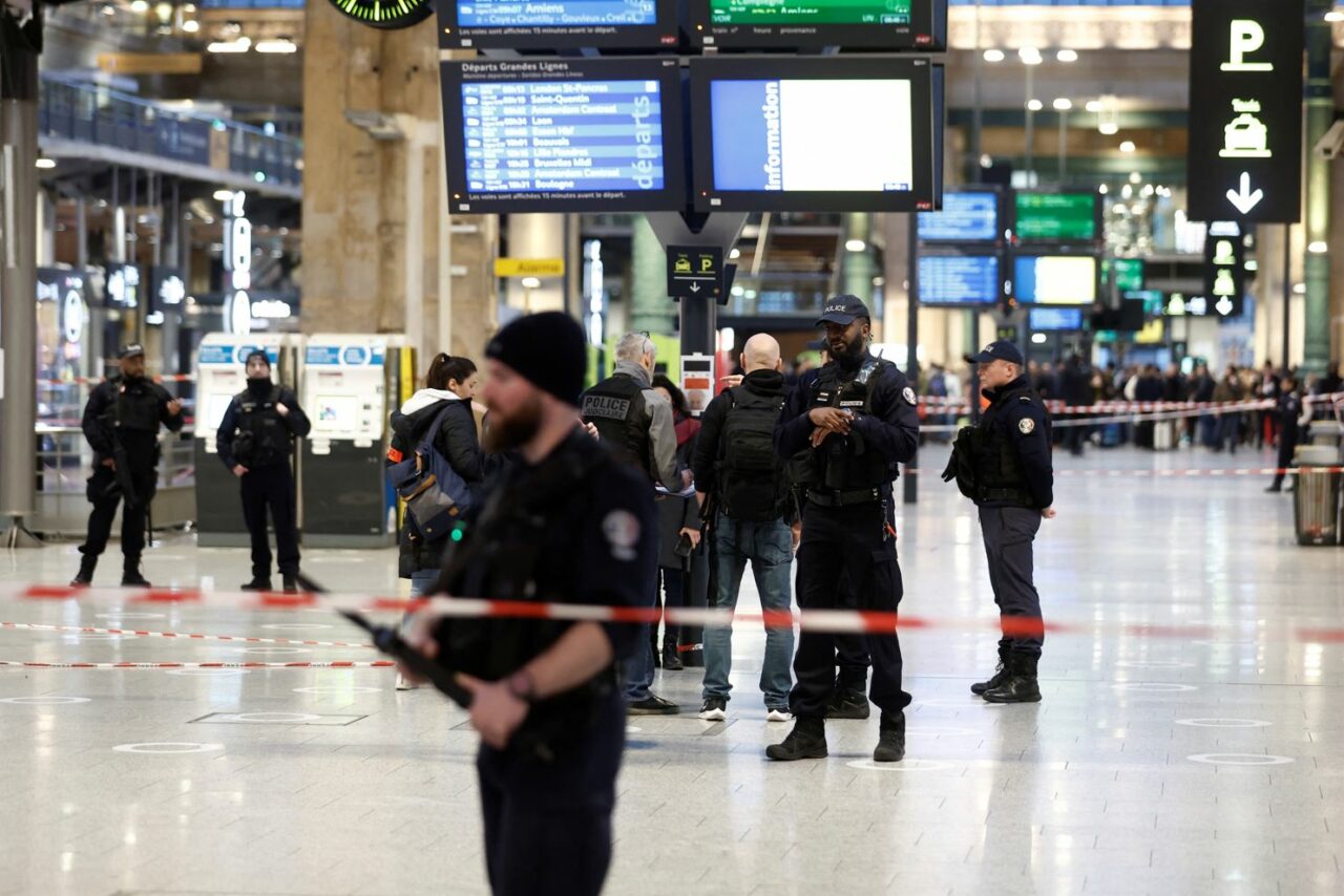 Atac cu armă albă în gara centrală din Paris. Mai multe persoane au fost rănite