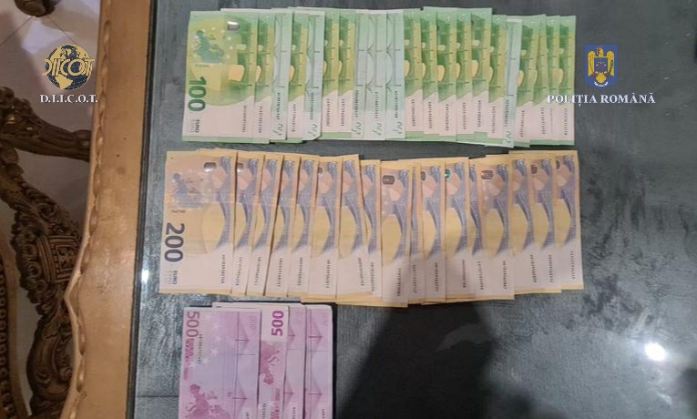 Trei bărbați din Craiova sunt cercetați pentru trafic de minori, trafic de persoane și proxenetism. Polițiștii au găsit sume mari de bani, la percheziții