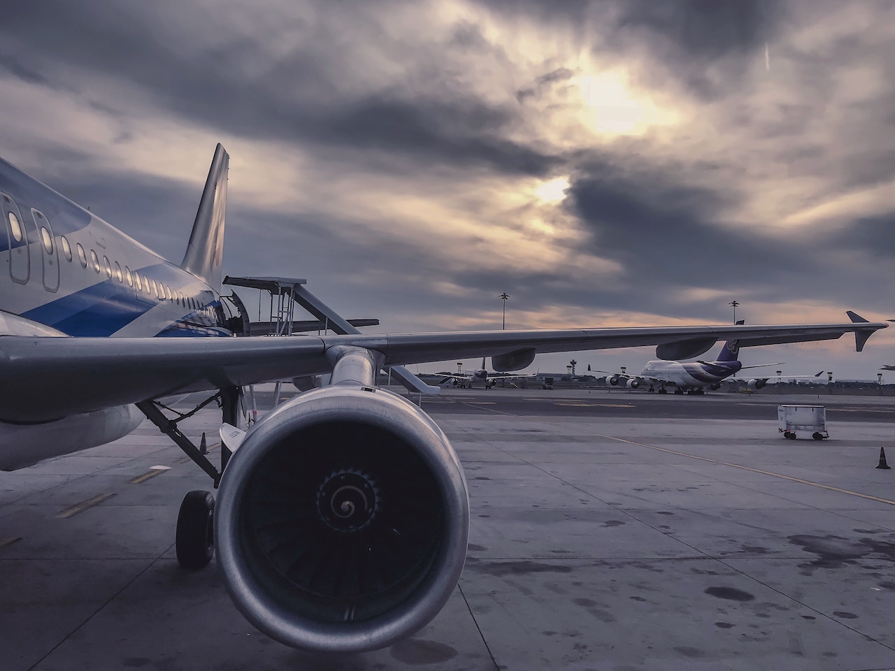 Un muncitor a murit după ce a fost „ingerat” în motorul unui avion. Accidentul teribil s-a petrecut chiar pe aeroport