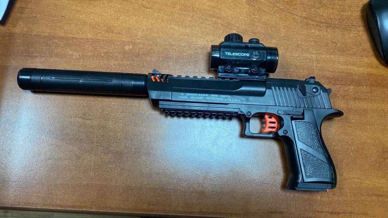 Un copil a speriat șoferii din 2 sectoare, după ce a tras spre ei cu un pistol de jucărie. Ce au pățit părinții minorului
