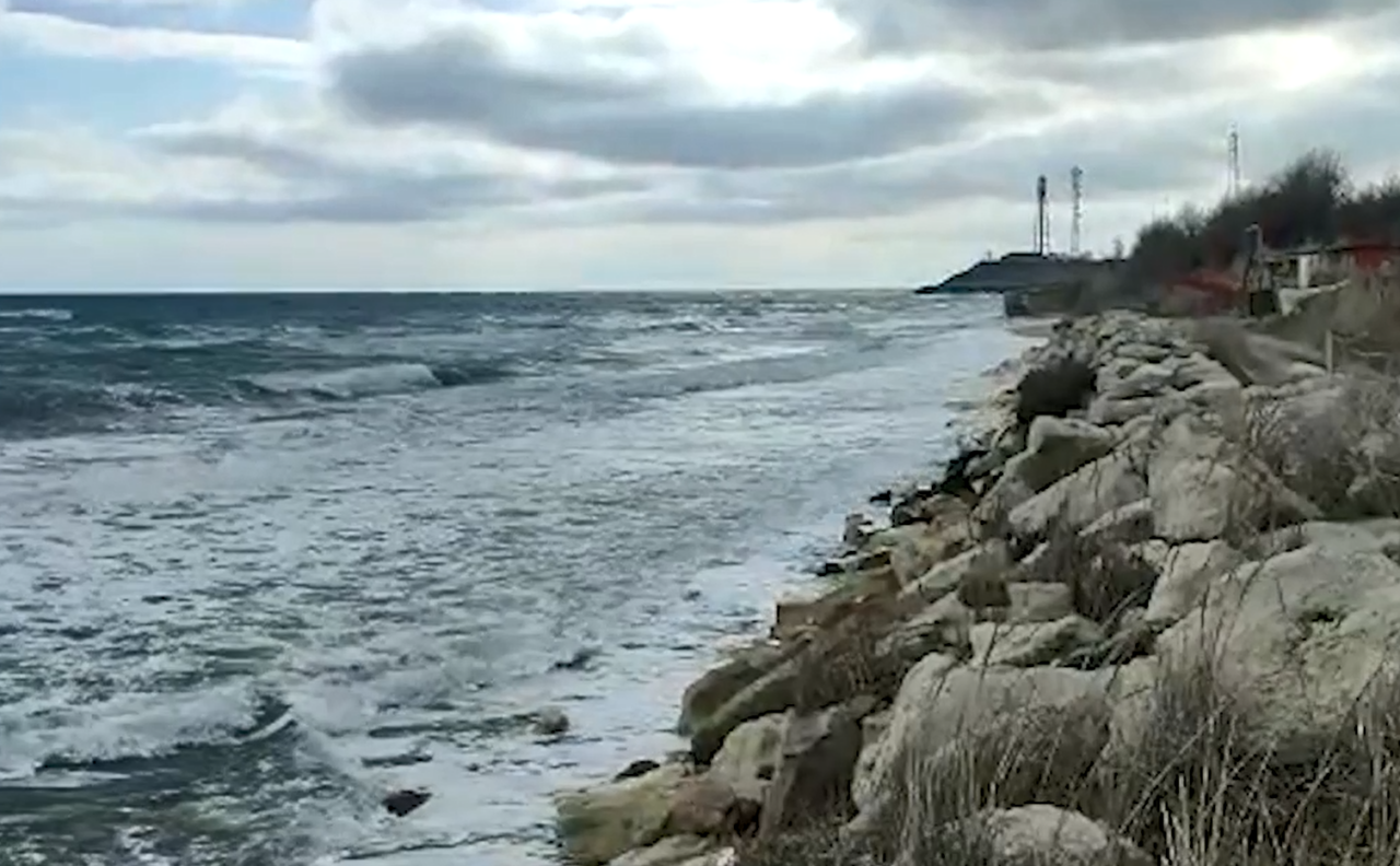 VIDEO | Plaja de la Tuzla a fost înghițită de apa mării. Viceprimar: ”Curenții trag tot nisipul”