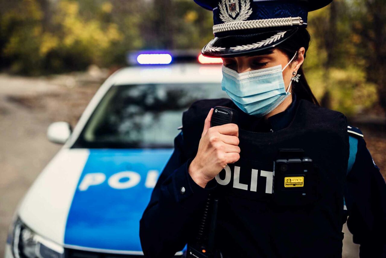 Polițistă din Maramureș, cercetată după ce a înlocuit țigările de contrabandă confiscate cu baxuri pline cu rumeguș