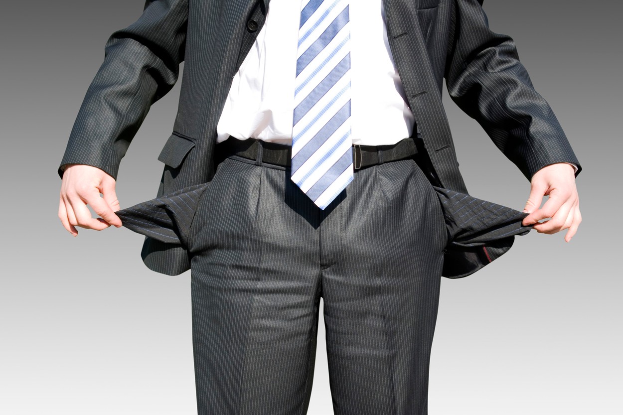 Primarul unei comune din România face economie „la sânge”. A tăiat lefurile funcționarilor și cu 1.500 de lei. Vinde și case la preț de nimic