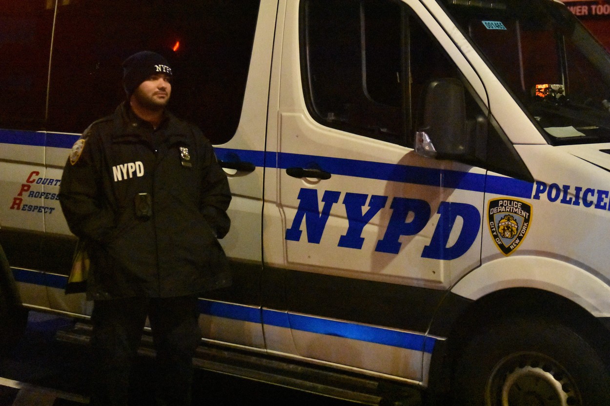 Trei polițiști au fost răniți în New York de către un tânăr înarmat cu o macetă