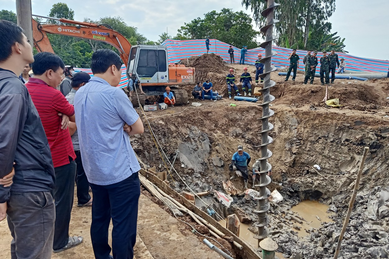 Operațiune disperată în Vietnam, pentru salvarea unui băiețel de 10 ani care a căzut în interiorul unui stâlp gol din beton. La acțiune participă sute de oameni