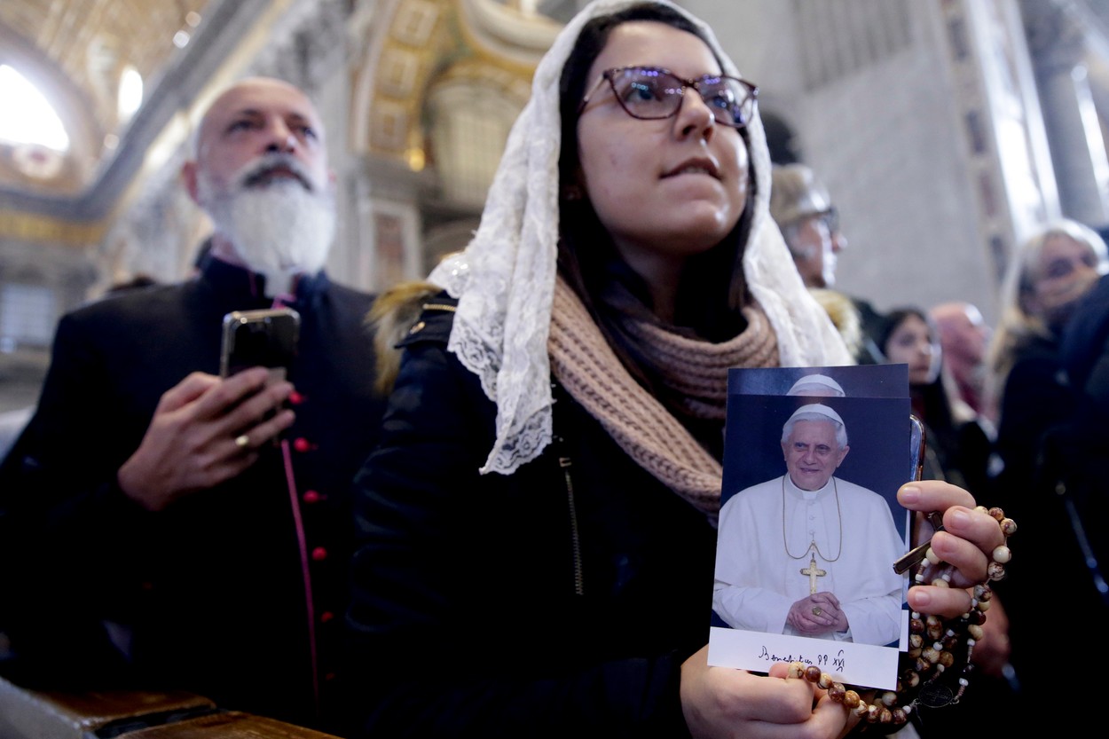 Papa Francisc va conduce astăzi slujba de înmormântare a fostului papă Benedict. Peste 60.000 de persoane sunt așteptate