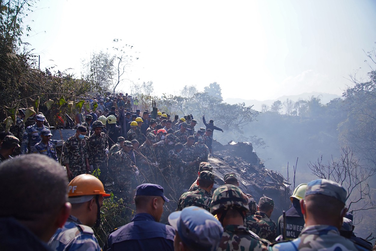 VIDEO | Un avion cu 72 de persoane la bord s-a prăbușit în Nepal. Momentul impactului, filmat