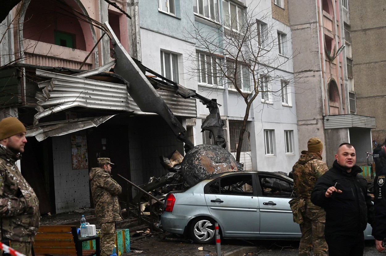 Imagini de la locul tragediei din Ucraina. Un elicopter s-a prăbușit lângă o creșă. Trei copii au murit