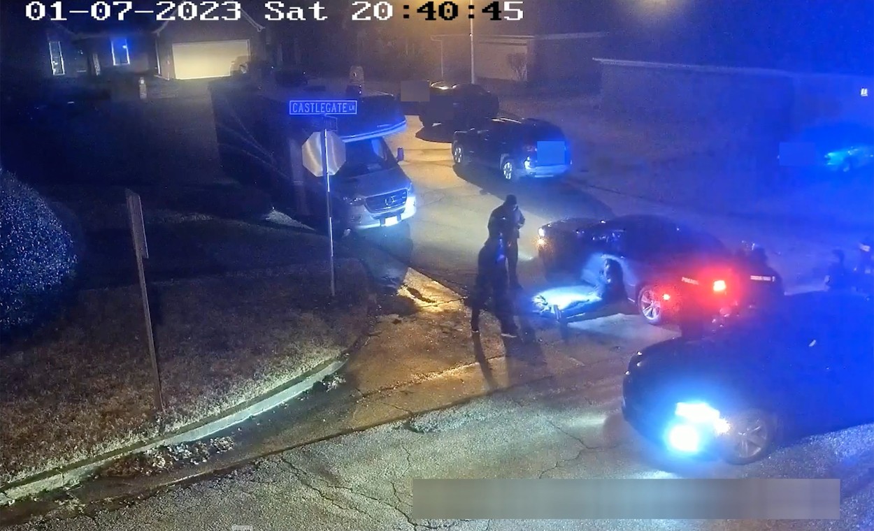 VIDEO | Imagini cumplite! Tyre Nichols, în timp ce era bătut de polițiști. Tânărul de culoare își striga mama în timp ce era lovit cu sălbăticie