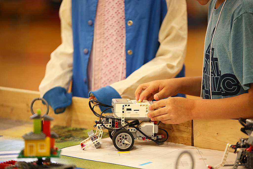 Au ieșit campioni mondiali la robotică, iar statul român i-a premiat cu o felicitare. „Nimeni nu zice nimic, iar copiii sunt dezamăgiţi”