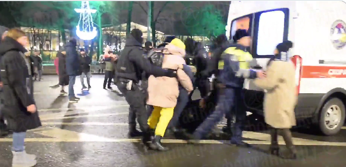 VIDEO | Zeci de ruși, ridicați de poliție în noaptea de Revelion chiar de pe stradă