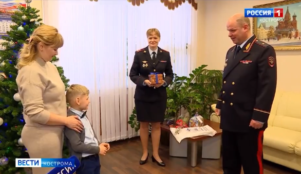 Imagini halucinante transmise de o televiziune din Rusia! Un băiețel de numai șase ani, care și-a pierdut tatăl în război, recompensat cu un smartwatch și o mașinuță de poliție