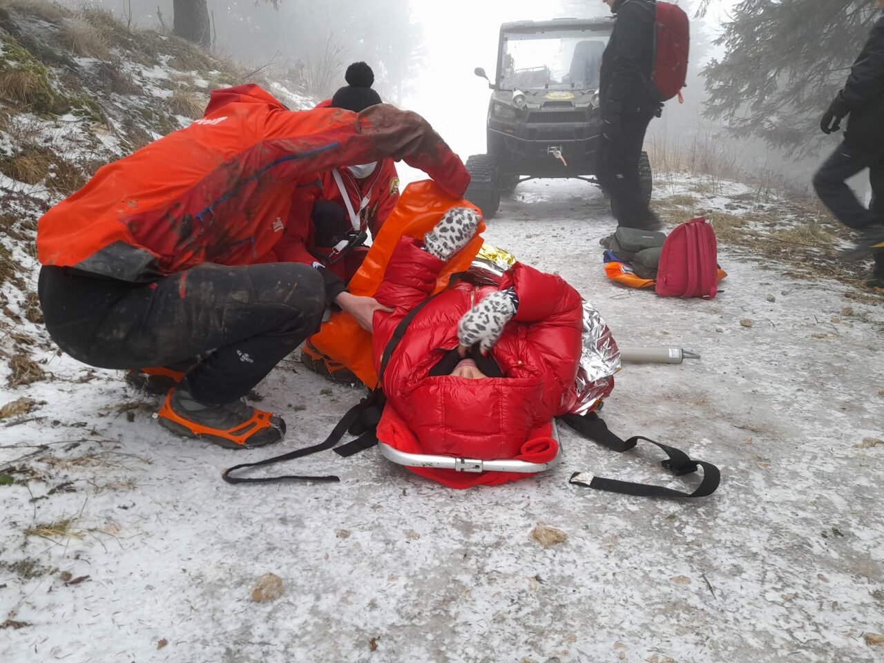 Avertismentul salvamontiştilor după ce o persoană care a schiat pe o pârtie închisă din Poiana Braşov s-a accidentat: „Stratul de zăpadă este insuficient pentru începerea în siguranță a sezonului”