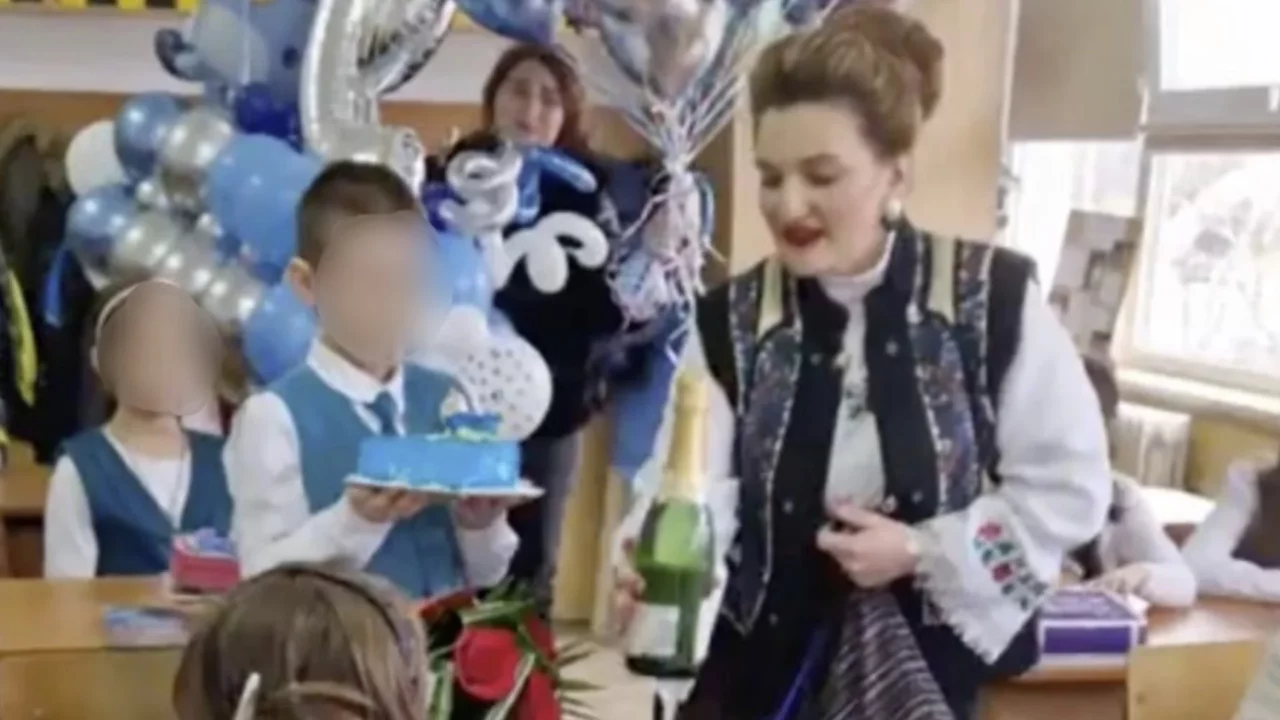Scandal la o școală din Bacău: Un elev de clasa a II-a și-a serbat aniversarea cu o cântăreață de muzică populară, un cameraman și doi animatori / Reacția Inspectoratului Școlar