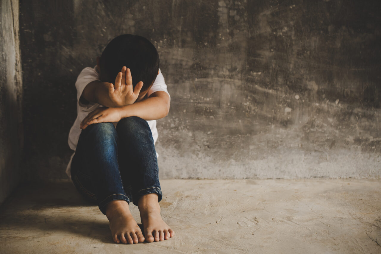 SINISTRU: O mamă și-a obligat fiice minore să pozeze dezbrăcate şi apoi a trimis pozele unor bărbaţi