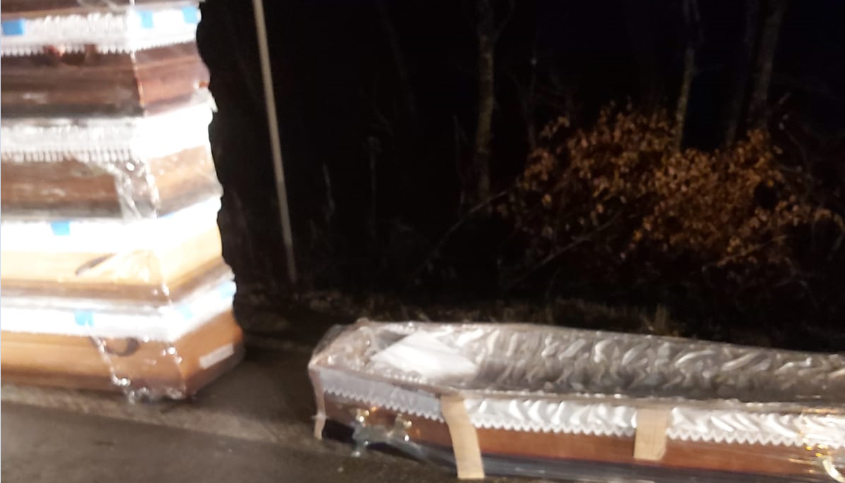 Drum din județul Brașov, acoperit cu sicrie goale după ce camionul care le transporta s-a răsturnat într-o curbă