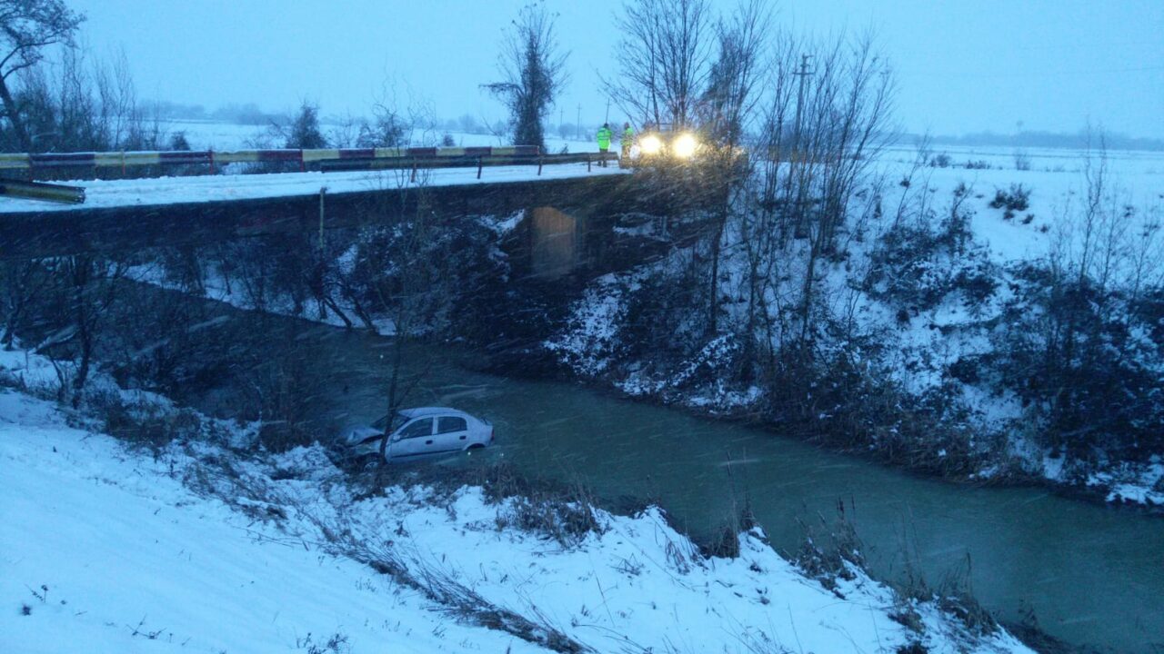 Un șofer băut a căzut cu mașina în râul Dâmbovița, în localitatea Brezoaele. Ce alcoolemie avea bărbatul